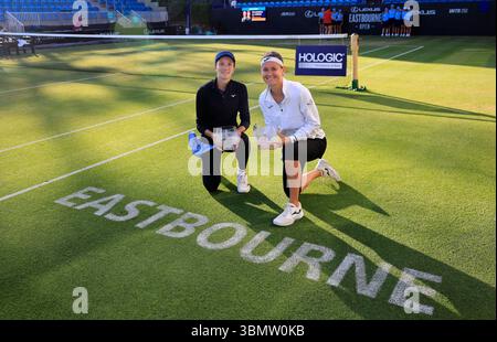 28 giugno 2025; Devonshire Park, Eastbourne, East Sussex, Inghilterra; Lexus International Eastbourne, 6° giorno; Marie Bouzkova (CZE) e Anna Danilina (KAZ) con i loro trofei vincenti del doppio femminile Foto Stock