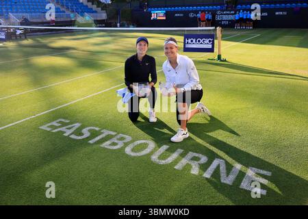28 giugno 2025; Devonshire Park, Eastbourne, East Sussex, Inghilterra; Lexus International Eastbourne, 6° giorno; Marie Bouzkova (CZE) e Anna Danilina (KAZ) con i loro trofei vincenti del doppio femminile Foto Stock