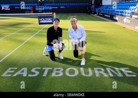 28 giugno 2025; Devonshire Park, Eastbourne, East Sussex, Inghilterra; Lexus International Eastbourne, 6° giorno; Marie Bouzkova (CZE) e Anna Danilina (KAZ) con i loro trofei vincenti del doppio femminile Foto Stock