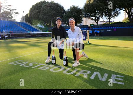 28 giugno 2025; Devonshire Park, Eastbourne, East Sussex, Inghilterra; Lexus International Eastbourne, 6° giorno; Marie Bouzkova (CZE) e Anna Danilina (KAZ) con i loro trofei vincenti del doppio femminile Foto Stock
