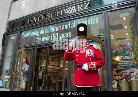 New York, Stati Uniti. 27 giugno 2025. Una persona vestita con un costume da schiaccianoci si trova di fronte a un negozio di giocattoli FAO Schwarz nel Rockefeller Center, Manhattan, New York City. (Credit Image: © Jimin Kim/SOPA Images via ZUMA Press Wire) SOLO PER USO EDITORIALE! Non per USO commerciale! Foto Stock