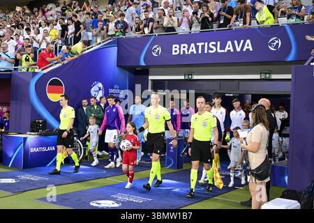 BRATISLAVA - l'arbitro Sander van der Eijk (c), si è recato allo Stadio Nazionale di calcio durante la finale del Campionato europeo Under-21 tra la giovane Inghilterra e la giovane Germania. ANP | Hollandse Hoogte | GERRIT VAN KEULEN Foto Stock