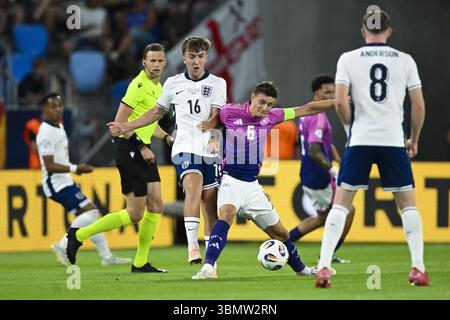 BRATISLAVA - arbitro Sander van der Eijk, Jack Hinshelwood dell'Inghilterra U21, Hayden Hackney dell'Inghilterra U21 (l-r) al National Football Stadium durante la finale del Campionato europeo Under-21 tra Young England e Young Germany. ANP | Hollandse Hoogte | GERRIT VAN KEULEN Foto Stock