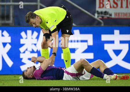 BRATISLAVA - Brajan Gruda della Germania U21, arbitro Sander van der Eijk (l-r) allo Stadio Nazionale di calcio durante la finale del Campionato europeo Under-21 tra la giovane Inghilterra e la giovane Germania. ANP | Hollandse Hoogte | GERRIT VAN KEULEN Foto Stock
