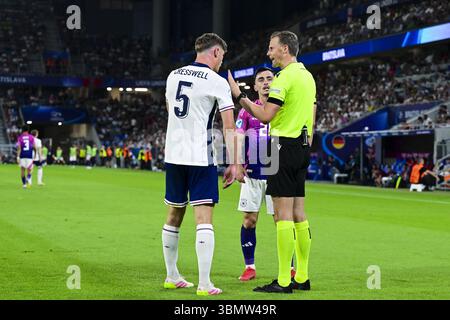 BRATISLAVA - Charlie Cresswell dell'Inghilterra U21, Paul Nebel della Germania U21, l'arbitro Sander van der Eijk (l-r) allo Stadio Nazionale di calcio durante la finale del Campionato europeo Under-21 tra Young England e Young Germany. ANP | Hollandse Hoogte | GERRIT VAN KEULEN Foto Stock
