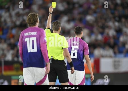BRATISLAVA - arbitro Sander van der Eijk, Eric Martel della Germania U21 cartellino giallo (l-r) allo Stadio Nazionale di calcio durante la finale del Campionato europeo Under-21 tra Young England e Young Germany. ANP | Hollandse Hoogte | GERRIT VAN KEULEN Foto Stock