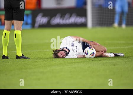 BRATISLAVA - l'arbitro Sander van der Eijk, Alex Scott dell'Inghilterra U21 (l-r) al National Football Stadium durante la finale del Campionato europeo Under-21 tra Young England e Young Germany. ANP | Hollandse Hoogte | GERRIT VAN KEULEN Foto Stock