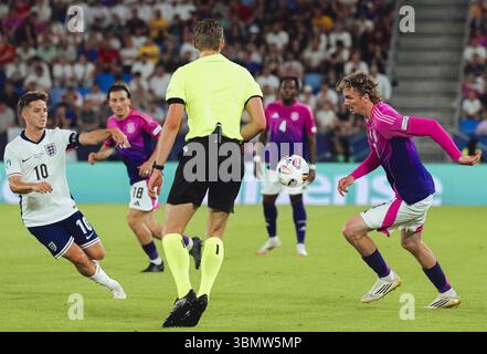 Bratislava, Slovacchia. 28 giugno 2025. Calcio, U21 Men: European Championship, Inghilterra - Germania, finale, finale, Nick Woltemade (r) tedesco e James McAtee (l) inglese lottano per il pallone. Tra di loro c'è l'arbitro olandese Sander van der Eijk credito: Robert Nemeti/dpa/Alamy Live News Foto Stock