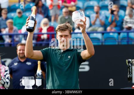 28 giugno 2025; Devonshire Park, Eastbourne, East Sussex, Inghilterra; Lexus International Eastbourne, 6° giorno; Jensen Brooksby (USA) con il suo trofeo per i secondi classificati dopo la finale maschile Foto Stock