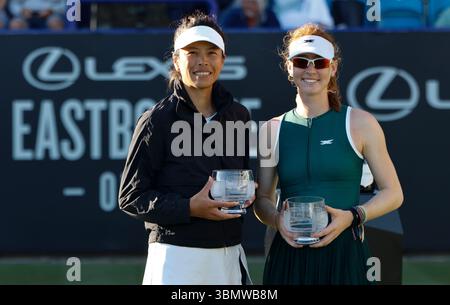 28 giugno 2025; Devonshire Park, Eastbourne, East Sussex, Inghilterra; Lexus International Eastbourne, 6° giorno; su-Wei Hsieh (TPE) e Maya Joint (AUS) con le loro donne raddoppia i trofei dei secondi classificati Foto Stock