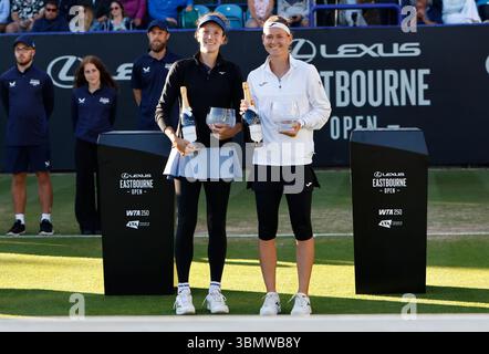 28 giugno 2025; Devonshire Park, Eastbourne, East Sussex, Inghilterra; Lexus International Eastbourne, 6° giorno; Marie Bouzkova (CZE) e Anna Danilina (KAZ) con i loro trofei vincenti del doppio femminile Foto Stock