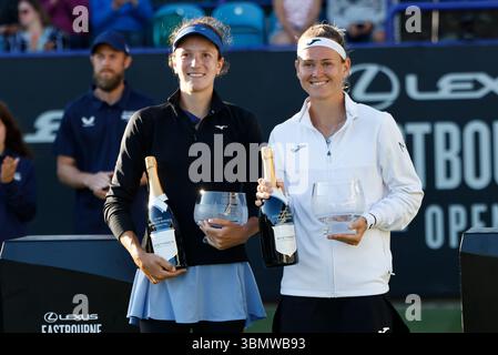 28 giugno 2025; Devonshire Park, Eastbourne, East Sussex, Inghilterra; Lexus International Eastbourne, 6° giorno; Marie Bouzkova (CZE) e Anna Danilina (KAZ) con i loro trofei vincenti del doppio femminile Foto Stock