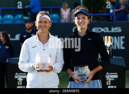 28 giugno 2025; Devonshire Park, Eastbourne, East Sussex, Inghilterra; Lexus International Eastbourne, 6° giorno; Marie Bouzkova (CZE) e Anna Danilina (KAZ) con i loro trofei vincenti del doppio femminile Foto Stock