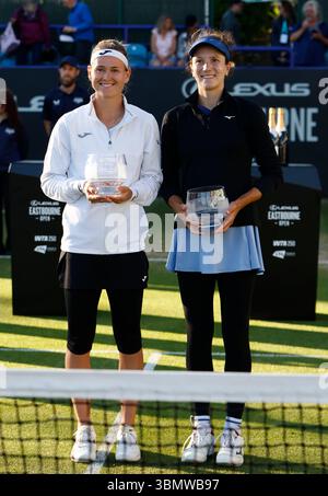 28 giugno 2025; Devonshire Park, Eastbourne, East Sussex, Inghilterra; Lexus International Eastbourne, 6° giorno; Marie Bouzkova (CZE) e Anna Danilina (KAZ) con i loro trofei vincenti del doppio femminile Foto Stock