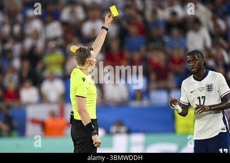 BRATISLAVA - arbitro Sander van der Eijk, cartellino giallo per Samuel lling Junior d'Inghilterra (l-r) al National Football Stadium durante la finale del Campionato europeo Under-21 tra Young England e Young Germany. ANP | Hollandse Hoogte | GERRIT VAN KEULEN Foto Stock