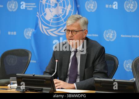 New York, Stati Uniti. 27 giugno 2025. NEW YORK, STATI UNITI – GIUGNO 27: Jean-Pierre Lacroix, Sottosegretario generale per le operazioni di pace, parla durante un briefing stampa presso la sede delle Nazioni Unite il 27 giugno 2025. Lacroix ha discusso dei suoi recenti viaggi in Medio Oriente, con un focus specifico sul lavoro della forza ad interim delle Nazioni Unite in Libano (UNIFIL). Ha sottolineato i continui sforzi della missione per ridurre le tensioni lungo la linea blu e sostenere la stabilità nel sud del Libano tra le sfide regionali. Foto: Luiz Rampelotto/EuropaNewswire credito: Europa Newswire/Alamy Live News Foto Stock