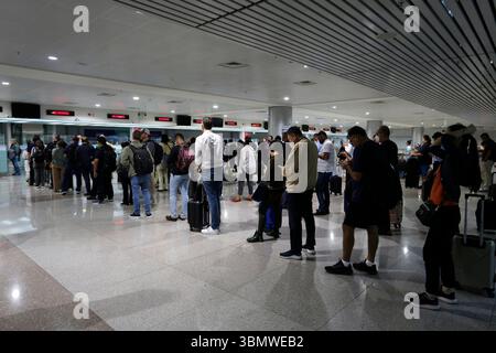 Ho chi Minh, Vietnam - 6 dicembre 2022: I viaggiatori sono in fila per attraversare l'area di controllo della frontiera in Vietnam all'aeroporto internazionale Tan Son Nhat. Foto Stock