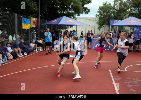 Giocatori maschili di basket visti in azione durante il Red Bull Half Court 2025 alla Dolphin Beach. La selezione nazionale per il Red Bull Half Court 2025, un torneo internazionale di streetball, è iniziata in Ucraina il 21 giugno. Le qualificazioni si terranno in tre città dell'Ucraina: Kiev, Odessa e Leopoli, e la finale nazionale si terrà nella capitale Ucraina all'inizio di agosto. A Odessa, la competizione si è svolta presso la spiaggia dei delfini. Al termine della selezione nazionale, i vincitori di ciascun paese si riuniranno a Dubai per le finali mondiali, che si svolgeranno a partire da novembre 20-23 Foto Stock