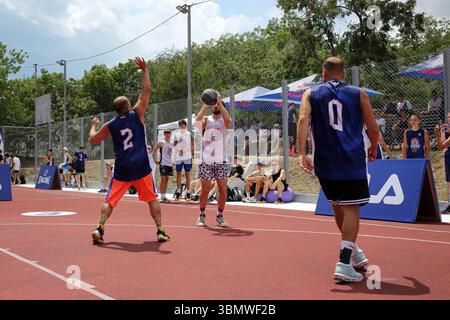 Giocatori maschili di basket visti in azione durante il Red Bull Half Court 2025 alla Dolphin Beach. La selezione nazionale per il Red Bull Half Court 2025, un torneo internazionale di streetball, è iniziata in Ucraina il 21 giugno. Le qualificazioni si terranno in tre città dell'Ucraina: Kiev, Odessa e Leopoli, e la finale nazionale si terrà nella capitale Ucraina all'inizio di agosto. A Odessa, la competizione si è svolta presso la spiaggia dei delfini. Al termine della selezione nazionale, i vincitori di ciascun paese si riuniranno a Dubai per le finali mondiali, che si svolgeranno a partire da novembre 20-23 Foto Stock