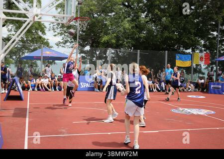 Giocatori maschili di basket visti in azione durante il Red Bull Half Court 2025 alla Dolphin Beach. La selezione nazionale per il Red Bull Half Court 2025, un torneo internazionale di streetball, è iniziata in Ucraina il 21 giugno. Le qualificazioni si terranno in tre città dell'Ucraina: Kiev, Odessa e Leopoli, e la finale nazionale si terrà nella capitale Ucraina all'inizio di agosto. A Odessa, la competizione si è svolta presso la spiaggia dei delfini. Al termine della selezione nazionale, i vincitori di ciascun paese si riuniranno a Dubai per le finali mondiali, che si svolgeranno a partire da novembre 20-23 Foto Stock