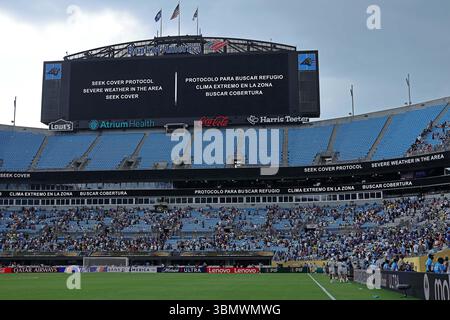 Charlotte, North Carolina, Stati Uniti. 28 giugno 2025. Il grande schermo dello Stadio Bank of America visualizza un messaggio che interrompe la partita a causa del maltempo, durante la partita tra SL Benfica e Chelsea FC, nella Coppa del mondo per club FIFA 2025, allo Stadio Bank of America di Charlotte Credit: Action Plus Sports/Alamy Live News Foto Stock