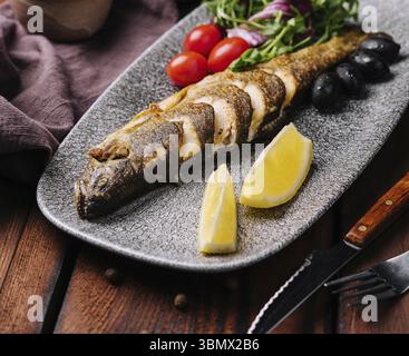 Natura morta alimentare, piatto di pesce - trota arrosto e verdure Foto Stock