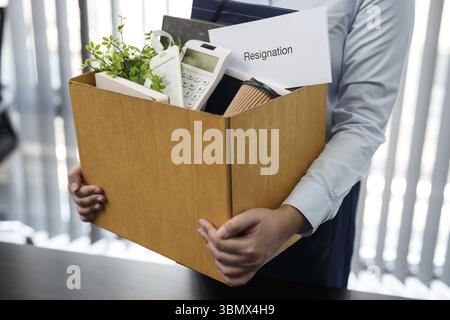 Gli uomini d'affari che violano il contratto con la lettera di dimissioni riduzione del personale che lascia le dimissioni del dipendente dell'ufficio Foto Stock
