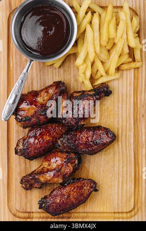 Natura morta, ali e gambe di pollo fritte glassate Foto Stock