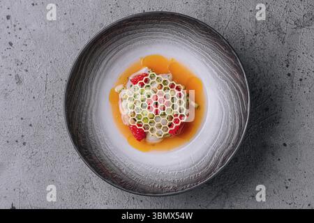 Natura morta, delizioso ceviche di gamberi con lamponi e kiwi Foto Stock