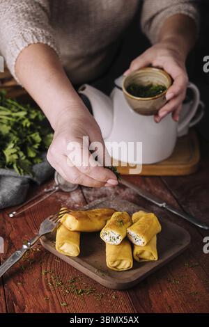 Natura morta del cibo, frittelle fresche con formaggio fresco Foto Stock