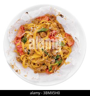 Natura morta, tagliatelle con filetto di pollo alla griglia e pomodori Foto Stock