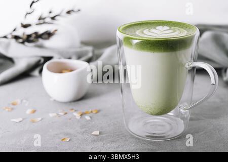 Natura morta alimentare, latte verde matcha con pistacchi da vicino Foto Stock