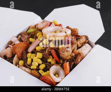 Natura morta del cibo, spaghetti saltati con frutti di mare e verdure in stile asiatico Foto Stock