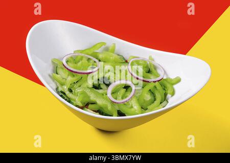 Food STILL-Life, Un piatto di cetrioli a fette sottili e peperoni verdi Foto Stock