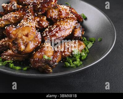 Natura morta, deliziose ali di pollo con marinata speciale e sesamo Foto Stock