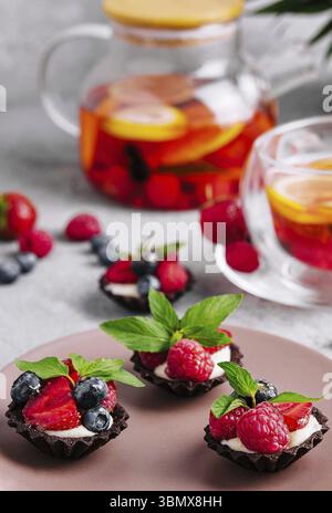 Natura morta alimentare, crostate di ganache al cioccolato con frutti di bosco freschi Foto Stock