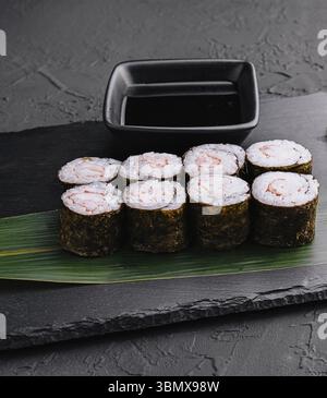 Food Still-Life, EBI maki - sushi roll con gamberetti su lavagna nera Foto Stock