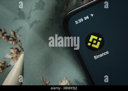 Dhaka, Bangladesh - 7 maggio 2025: L'icona dell'app Binance viene visualizzata sullo smartphone Foto Stock