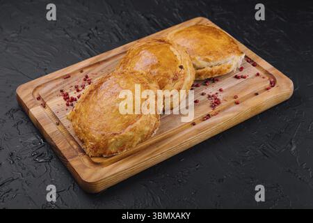 Natura morta, pasta sfoglia fatta in casa con ripieno di carne macinata Foto Stock