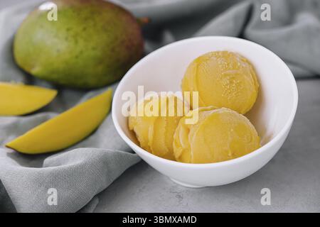 Natura morta alimentare, gelato al mango con pezzi di mango Foto Stock