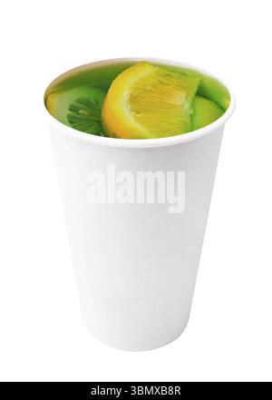 Natura morta alimentare, tè verde freddo con limone in una tazza di plastica Foto Stock