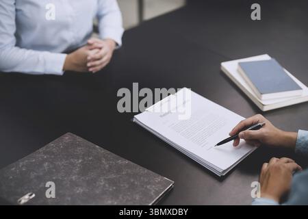 Gli uomini d'affari che violano il contratto con la lettera di dimissioni riduzione del personale che lascia le dimissioni del dipendente dell'ufficio Foto Stock