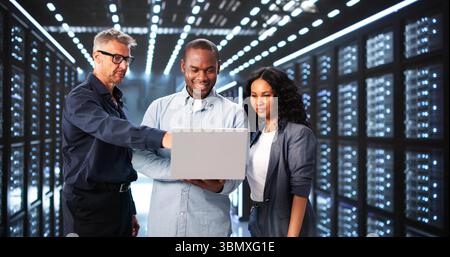 Costruire Un futuro più sicuro con diversi team di sicurezza informatica. Foto Stock