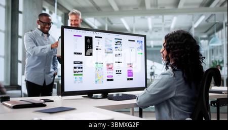 Team diversificato di progettisti dell'interfaccia utente che collaborano alla progettazione di app mobili. Foto Stock