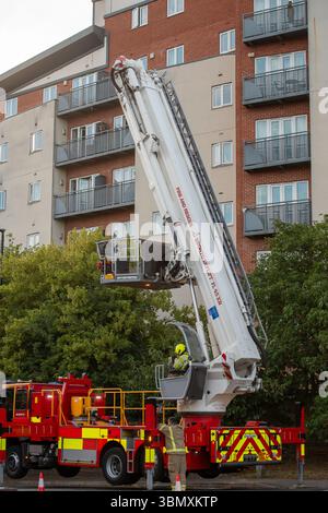 Slough, Regno Unito. 26 giugno 2025. I servizi di emergenza hanno risposto a un incendio nell'appartamento all'ultimo piano in Aspects Court, Slough, Berkshire alle 15:30 di questo pomeriggio all'angolo tra Windsor Road e Aspects Court. Il Royal Berkshire Fire and Rescue Service inviò equipaggi da Ascot, Bracknell, Slough, Langley, Maidenhead e Windsor insieme all'unità di comando incidenti dalla stazione dei vigili del fuoco di Maidenhead e alla piattaforma aerea a scaletta dalla stazione dei vigili del fuoco di Whitley Wood. Secondo quanto riferito, il South Central Ambulance Service ha inviato una serie di risorse sulla scena, tra cui un team di pronto intervento per l'area pericolosa. Si capisce che una persona sola Foto Stock