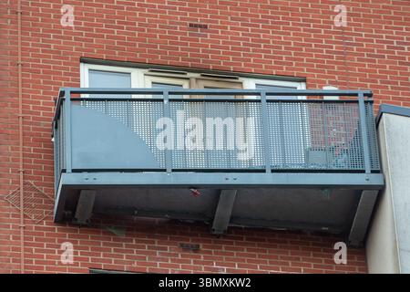 Slough, Regno Unito. 26 giugno 2025. I servizi di emergenza hanno risposto a un incendio nell'appartamento all'ultimo piano in Aspects Court, Slough, Berkshire alle 15:30 di questo pomeriggio all'angolo tra Windsor Road e Aspects Court. Il Royal Berkshire Fire and Rescue Service inviò equipaggi da Ascot, Bracknell, Slough, Langley, Maidenhead e Windsor insieme all'unità di comando incidenti dalla stazione dei vigili del fuoco di Maidenhead e alla piattaforma aerea a scaletta dalla stazione dei vigili del fuoco di Whitley Wood. Secondo quanto riferito, il South Central Ambulance Service ha inviato una serie di risorse sulla scena, tra cui un team di pronto intervento per l'area pericolosa. Si capisce che una persona sola Foto Stock