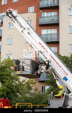 Slough, Regno Unito. 26 giugno 2025. I servizi di emergenza hanno risposto a un incendio nell'appartamento all'ultimo piano in Aspects Court, Slough, Berkshire alle 15:30 di questo pomeriggio all'angolo tra Windsor Road e Aspects Court. Il Royal Berkshire Fire and Rescue Service inviò equipaggi da Ascot, Bracknell, Slough, Langley, Maidenhead e Windsor insieme all'unità di comando incidenti dalla stazione dei vigili del fuoco di Maidenhead e alla piattaforma aerea a scaletta dalla stazione dei vigili del fuoco di Whitley Wood. Secondo quanto riferito, il South Central Ambulance Service ha inviato una serie di risorse sulla scena, tra cui un team di pronto intervento per l'area pericolosa. Si capisce che una persona sola Foto Stock