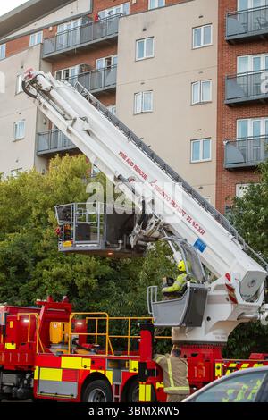 Slough, Regno Unito. 26 giugno 2025. I servizi di emergenza hanno risposto a un incendio nell'appartamento all'ultimo piano in Aspects Court, Slough, Berkshire alle 15:30 di questo pomeriggio all'angolo tra Windsor Road e Aspects Court. Il Royal Berkshire Fire and Rescue Service inviò equipaggi da Ascot, Bracknell, Slough, Langley, Maidenhead e Windsor insieme all'unità di comando incidenti dalla stazione dei vigili del fuoco di Maidenhead e alla piattaforma aerea a scaletta dalla stazione dei vigili del fuoco di Whitley Wood. Secondo quanto riferito, il South Central Ambulance Service ha inviato una serie di risorse sulla scena, tra cui un team di pronto intervento per l'area pericolosa. Si capisce che una persona sola Foto Stock