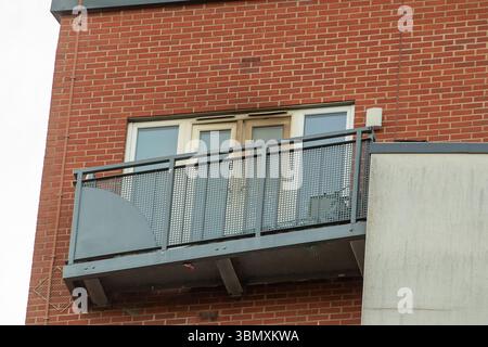 Slough, Regno Unito. 26 giugno 2025. I servizi di emergenza hanno risposto a un incendio nell'appartamento all'ultimo piano in Aspects Court, Slough, Berkshire alle 15:30 di questo pomeriggio all'angolo tra Windsor Road e Aspects Court. Il Royal Berkshire Fire and Rescue Service inviò equipaggi da Ascot, Bracknell, Slough, Langley, Maidenhead e Windsor insieme all'unità di comando incidenti dalla stazione dei vigili del fuoco di Maidenhead e alla piattaforma aerea a scaletta dalla stazione dei vigili del fuoco di Whitley Wood. Secondo quanto riferito, il South Central Ambulance Service ha inviato una serie di risorse sulla scena, tra cui un team di pronto intervento per l'area pericolosa. Si capisce che una persona sola Foto Stock