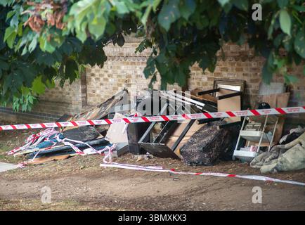 Slough, Regno Unito. 26 giugno 2025. I servizi di emergenza hanno risposto a un incendio nell'appartamento all'ultimo piano in Aspects Court, Slough, Berkshire alle 15:30 di questo pomeriggio all'angolo tra Windsor Road e Aspects Court. Il Royal Berkshire Fire and Rescue Service inviò equipaggi da Ascot, Bracknell, Slough, Langley, Maidenhead e Windsor insieme all'unità di comando incidenti dalla stazione dei vigili del fuoco di Maidenhead e alla piattaforma aerea a scaletta dalla stazione dei vigili del fuoco di Whitley Wood. Secondo quanto riferito, il South Central Ambulance Service ha inviato una serie di risorse sulla scena, tra cui un team di pronto intervento per l'area pericolosa. Si capisce che una persona sola Foto Stock